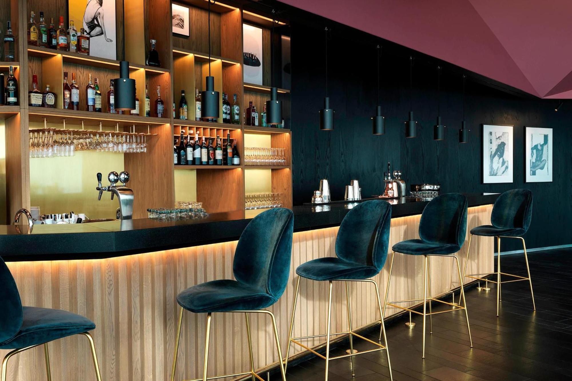 Renaissance Airport 5*