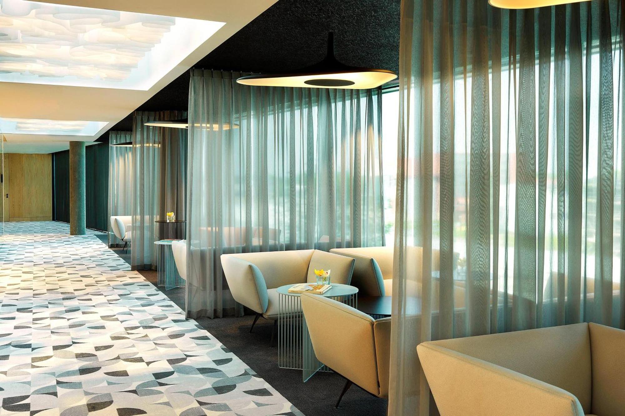Renaissance Airport Hotel 5*