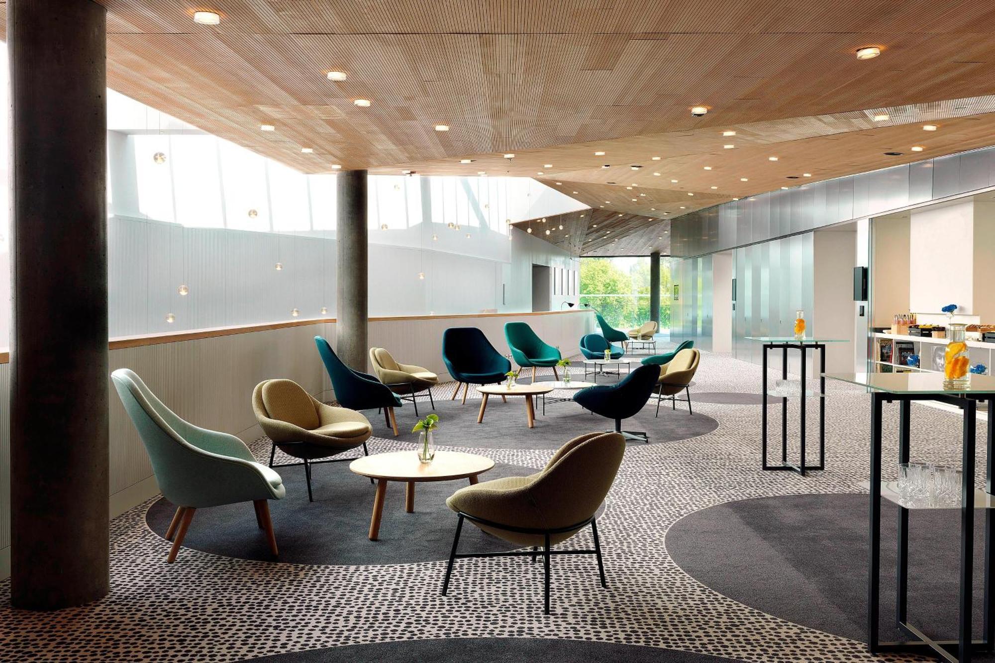 Hotel Renaissance Airport 5*