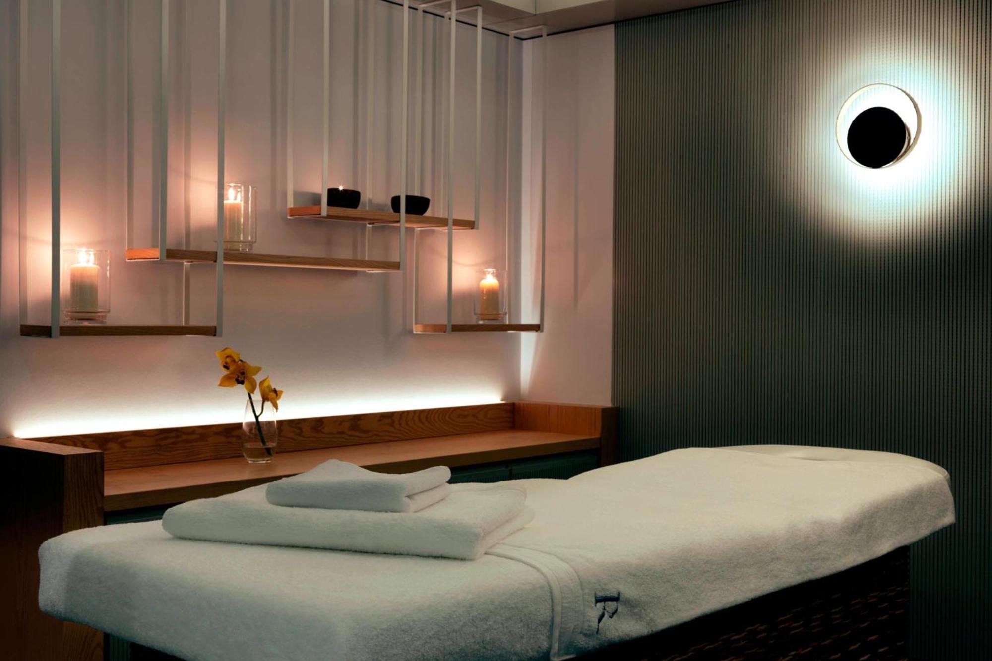 Hotel Renaissance Airport 5*