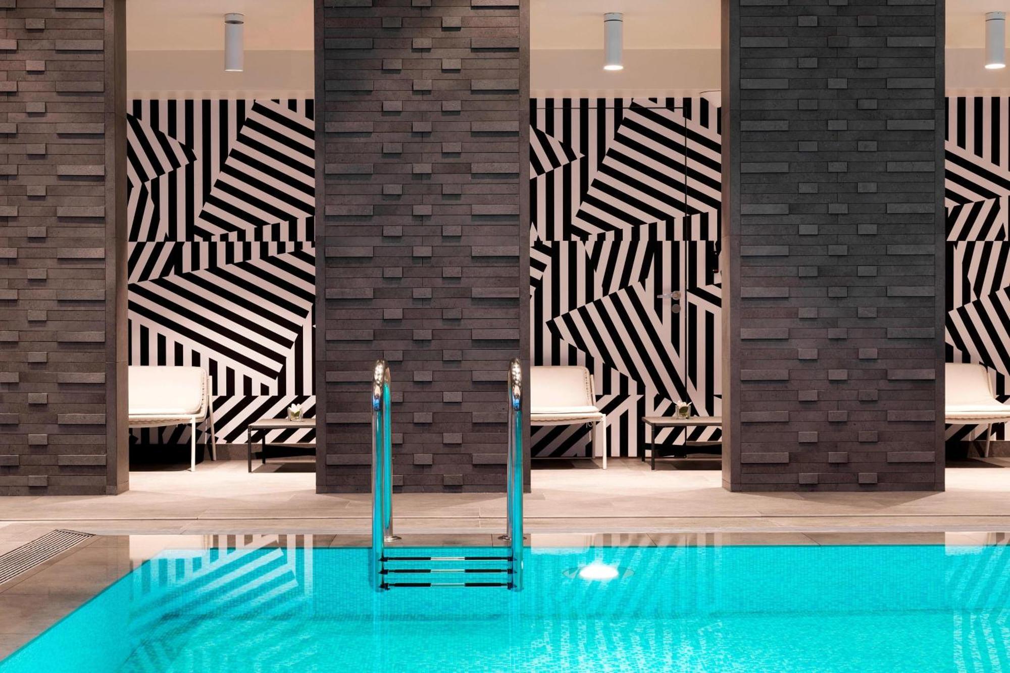 Renaissance Airport 5*