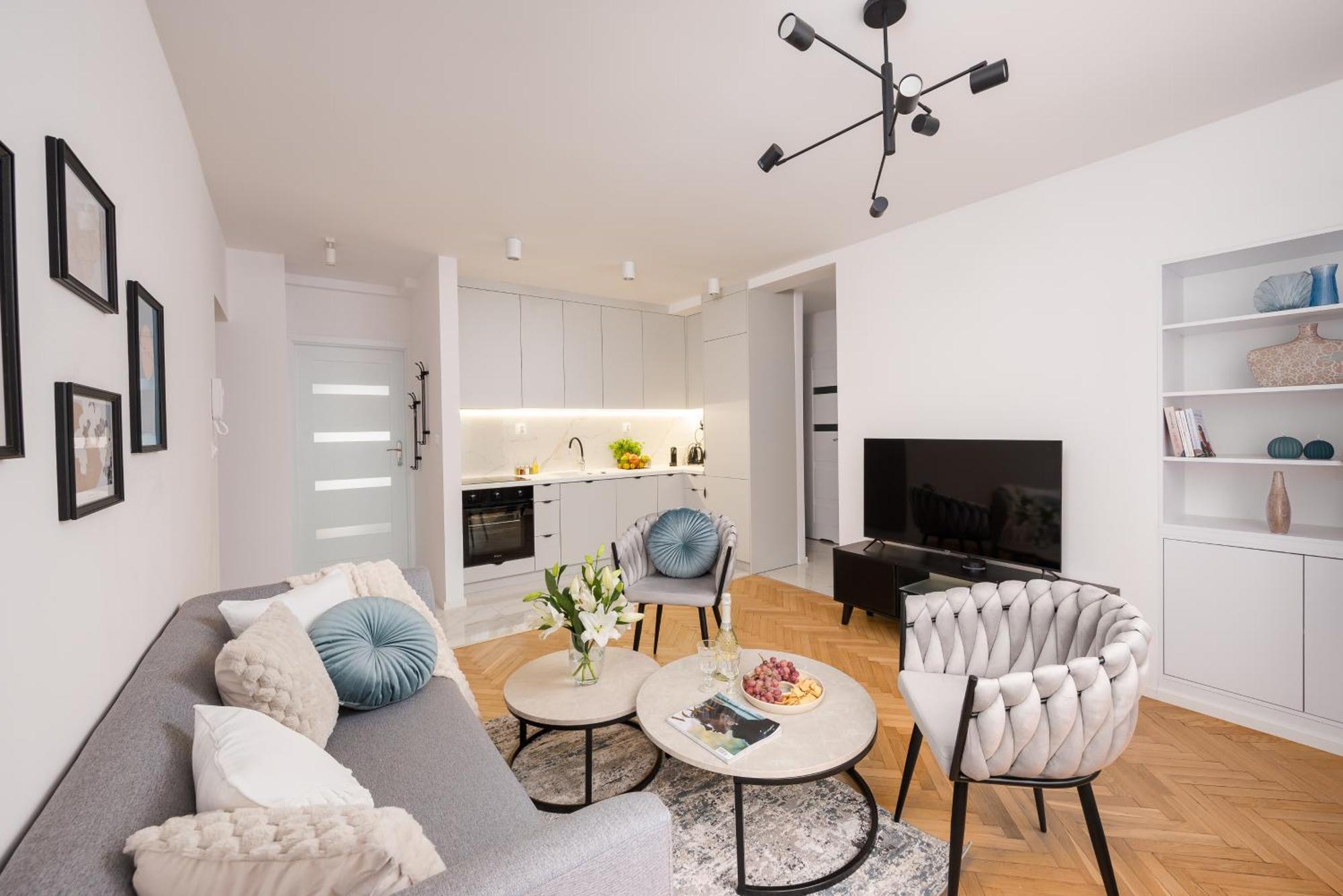 Pulawska Mokotow 2-bedroom & Living Room, Balcony & Free Parking On Site *