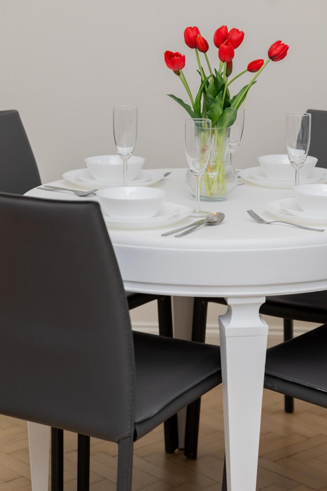 Apartment Modern With Air Conditioning In Close To Three Parks By Renters Prestige *