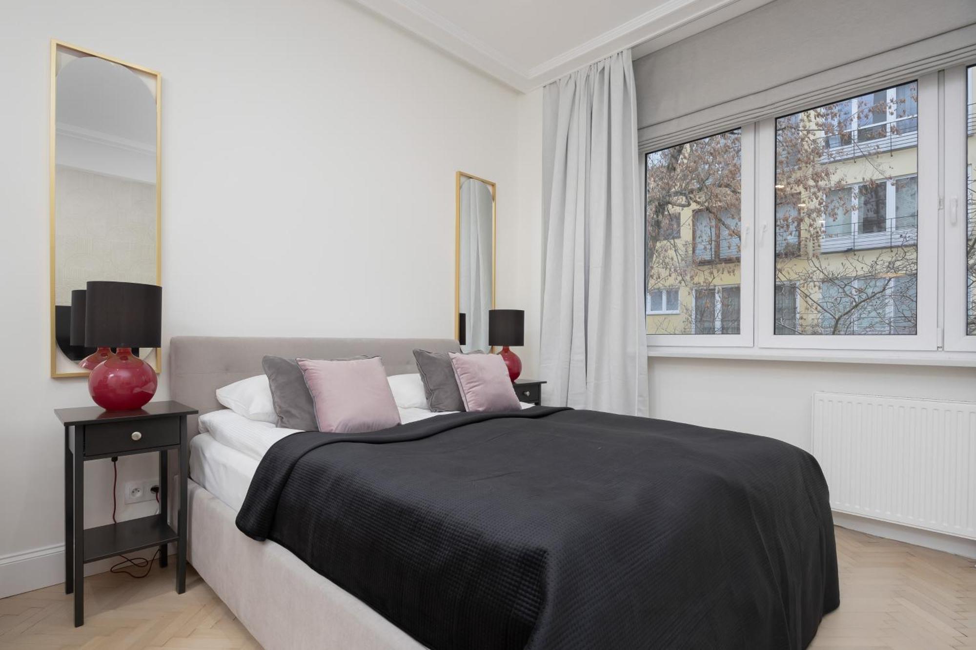Modern With Air Conditioning In Close To Three Parks By Renters Prestige Apartment