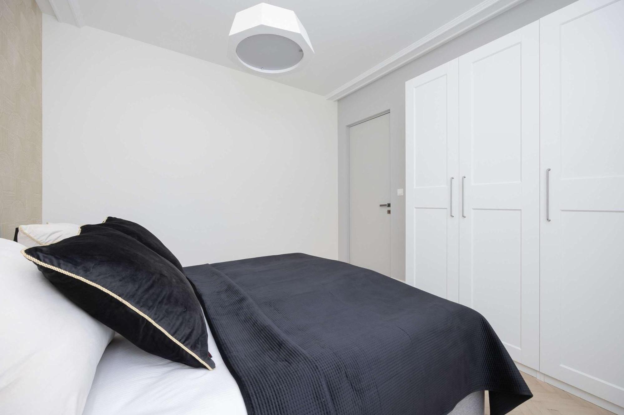 Modern With Air Conditioning In Close To Three Parks By Renters Prestige Apartment *