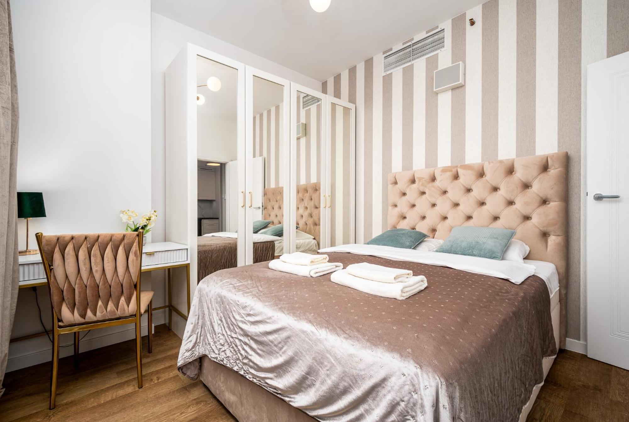 Wola Tower Deluxe Separate Bedroom With Free Garage - By Perfect Varsóvia