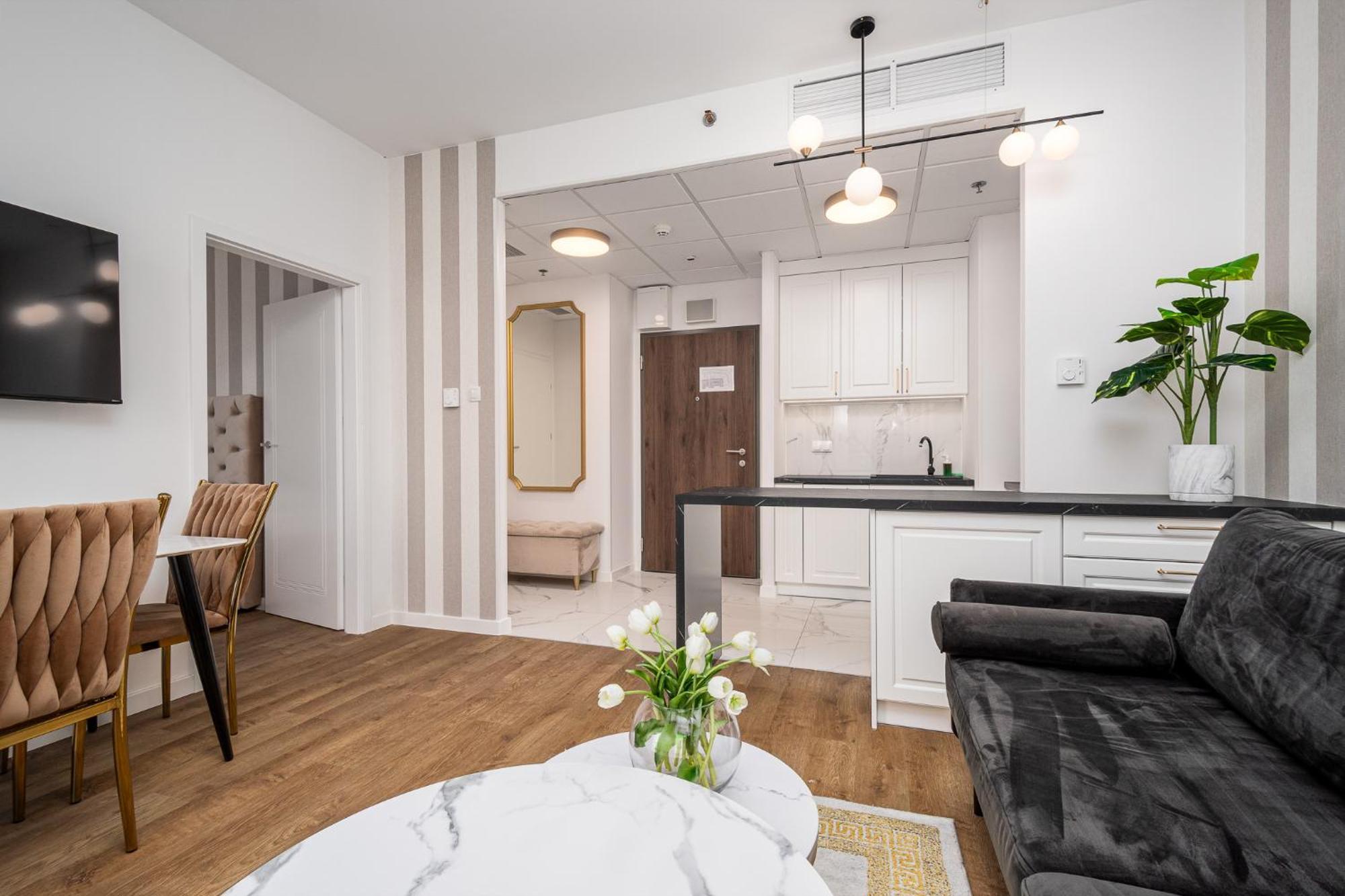 Wola Tower Deluxe Separate Bedroom With Free Garage - By Perfect