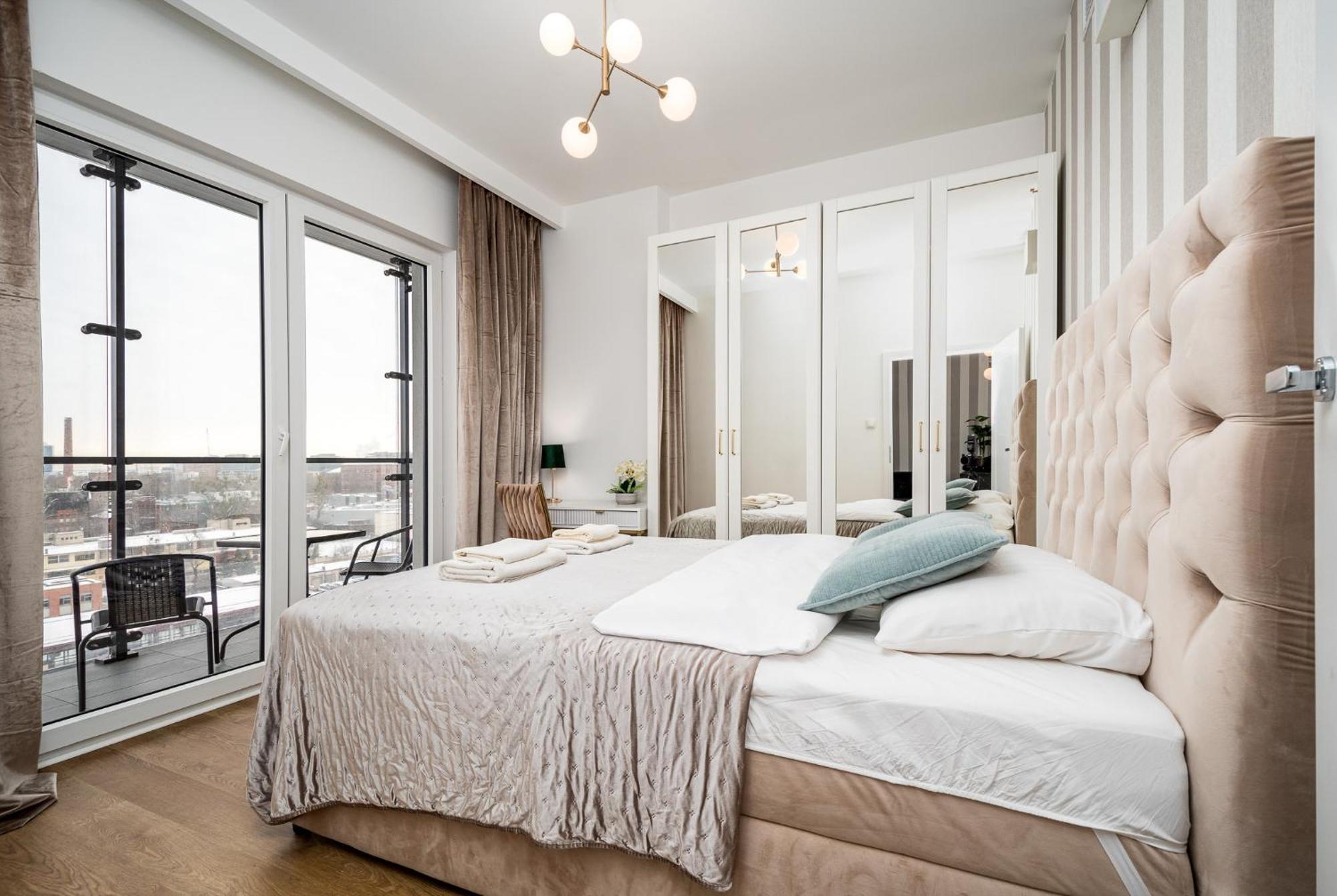Wola Tower Deluxe Separate Bedroom With Free Garage - By Perfect Apartamento