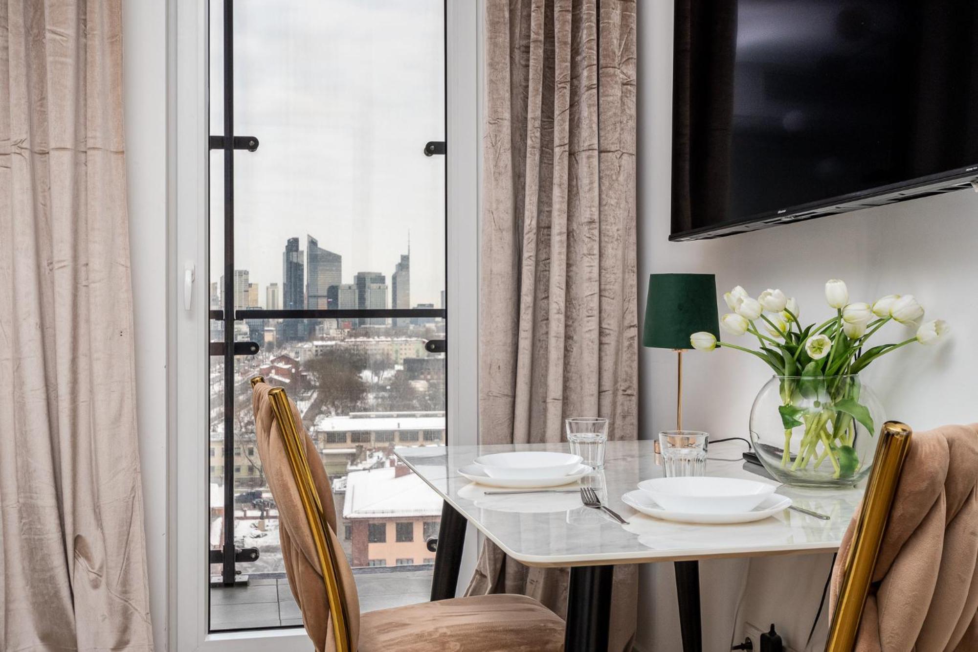 Apartamento Wola Tower Deluxe Separate Bedroom With Free Garage - By Perfect