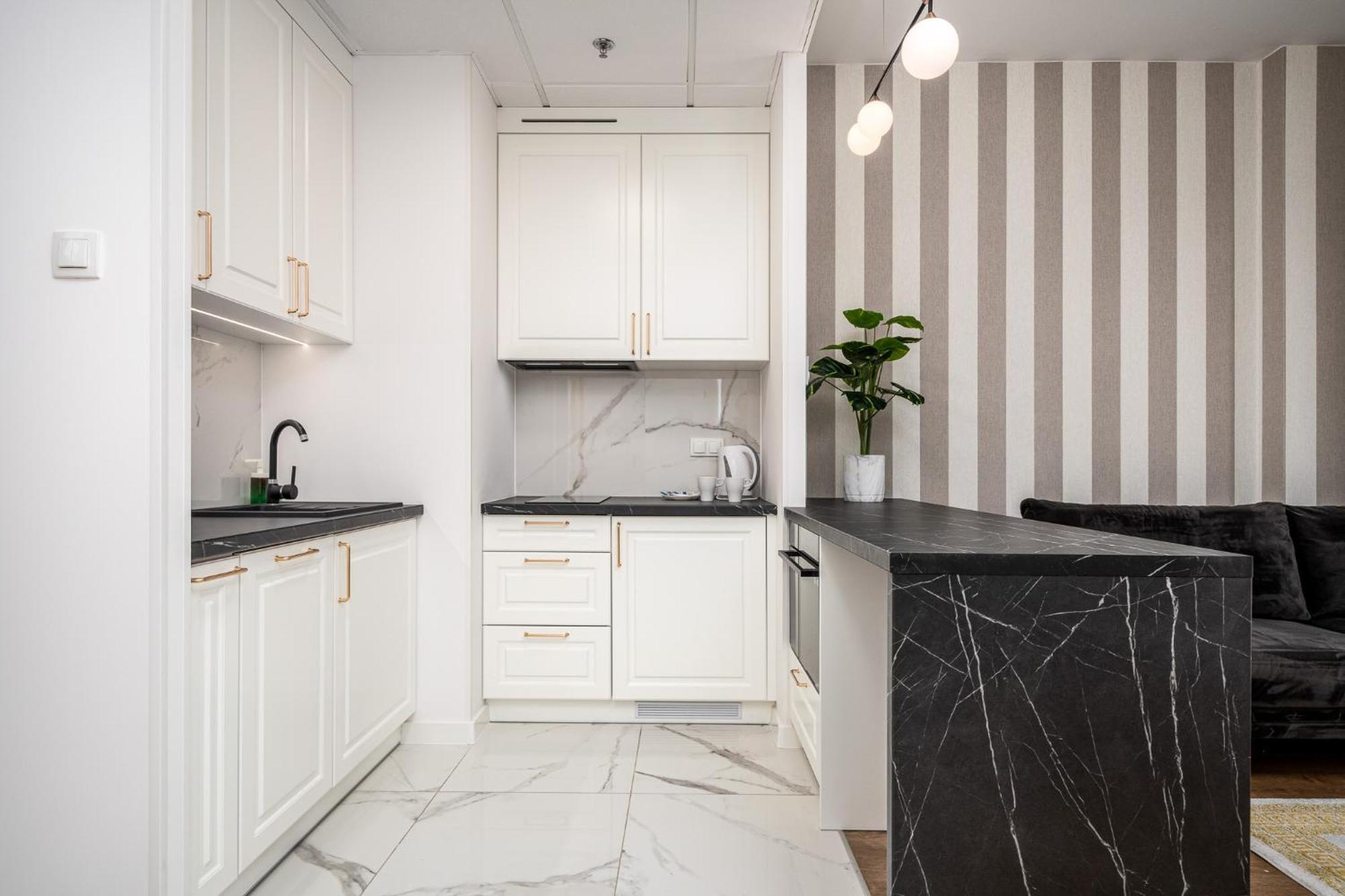 Apartamento Wola Tower Deluxe Separate Bedroom With Free Garage - By Perfect *
