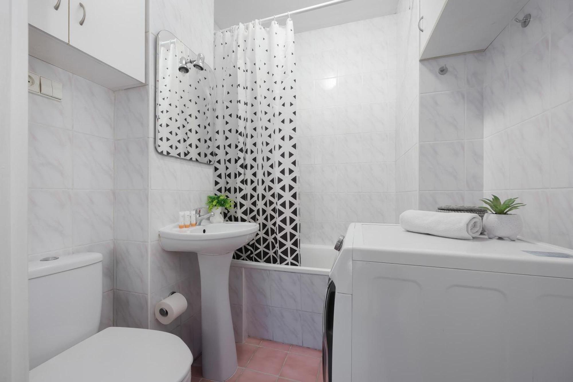 Cosy & Bright With Parking By Renters Apartment *