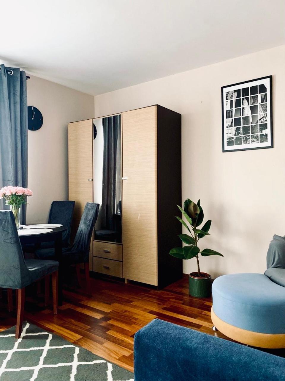 Three-room On Skarbka Z Gor Apartament *