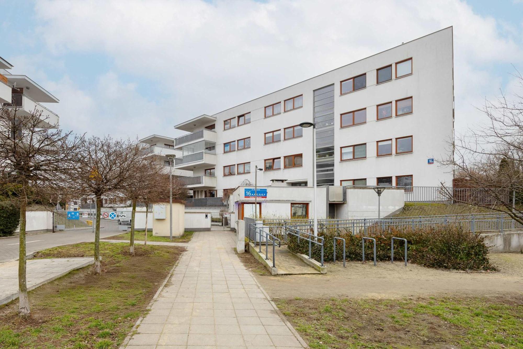 Apartment Bright With Terrace & Parking Near Metro Kondratowicza By Renters *