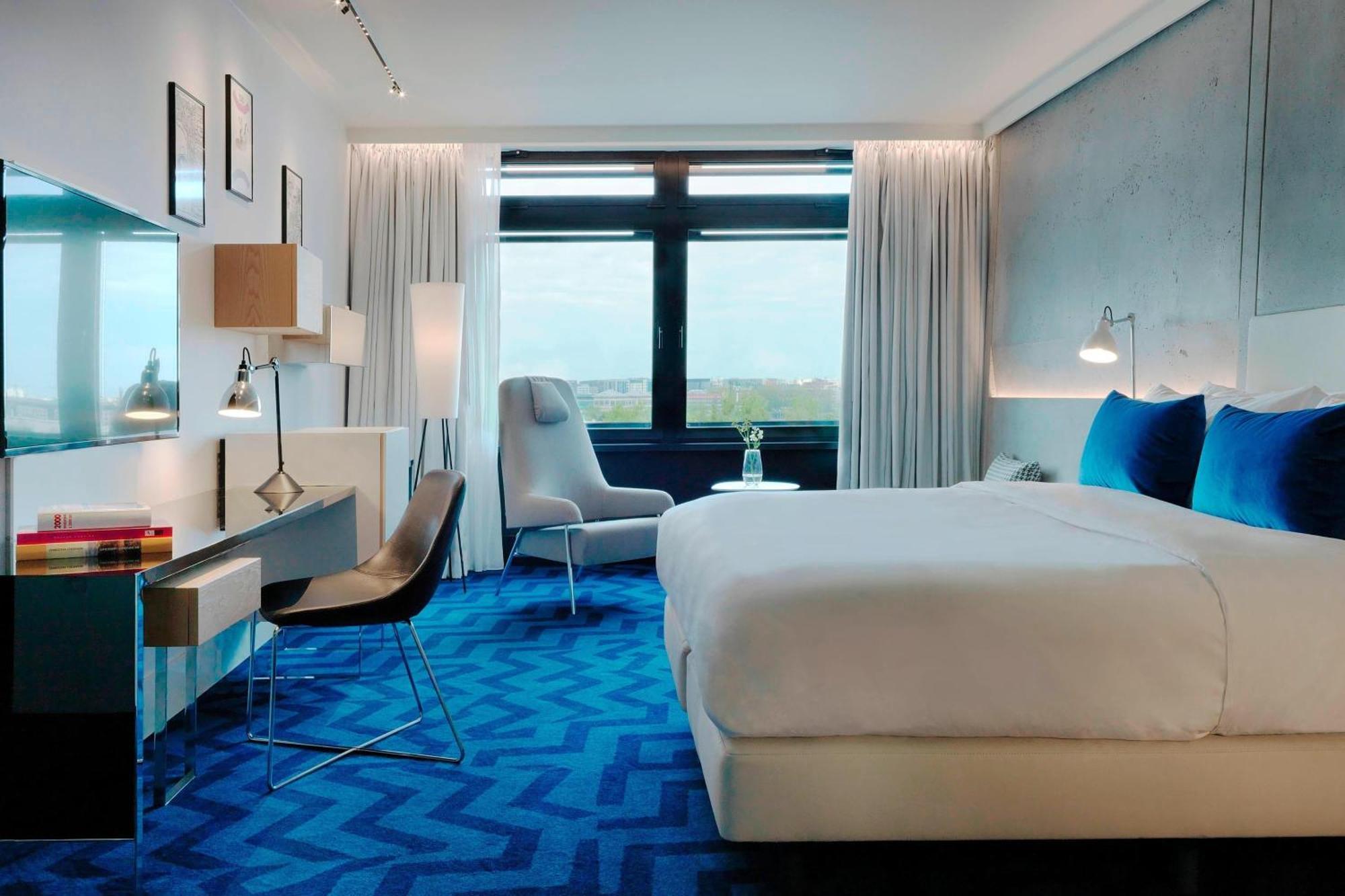 Renaissance Airport Khách sạn 5*