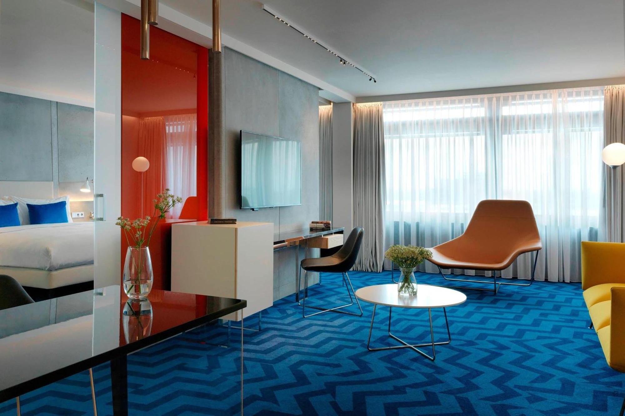 Khách sạn Renaissance Airport 5*
