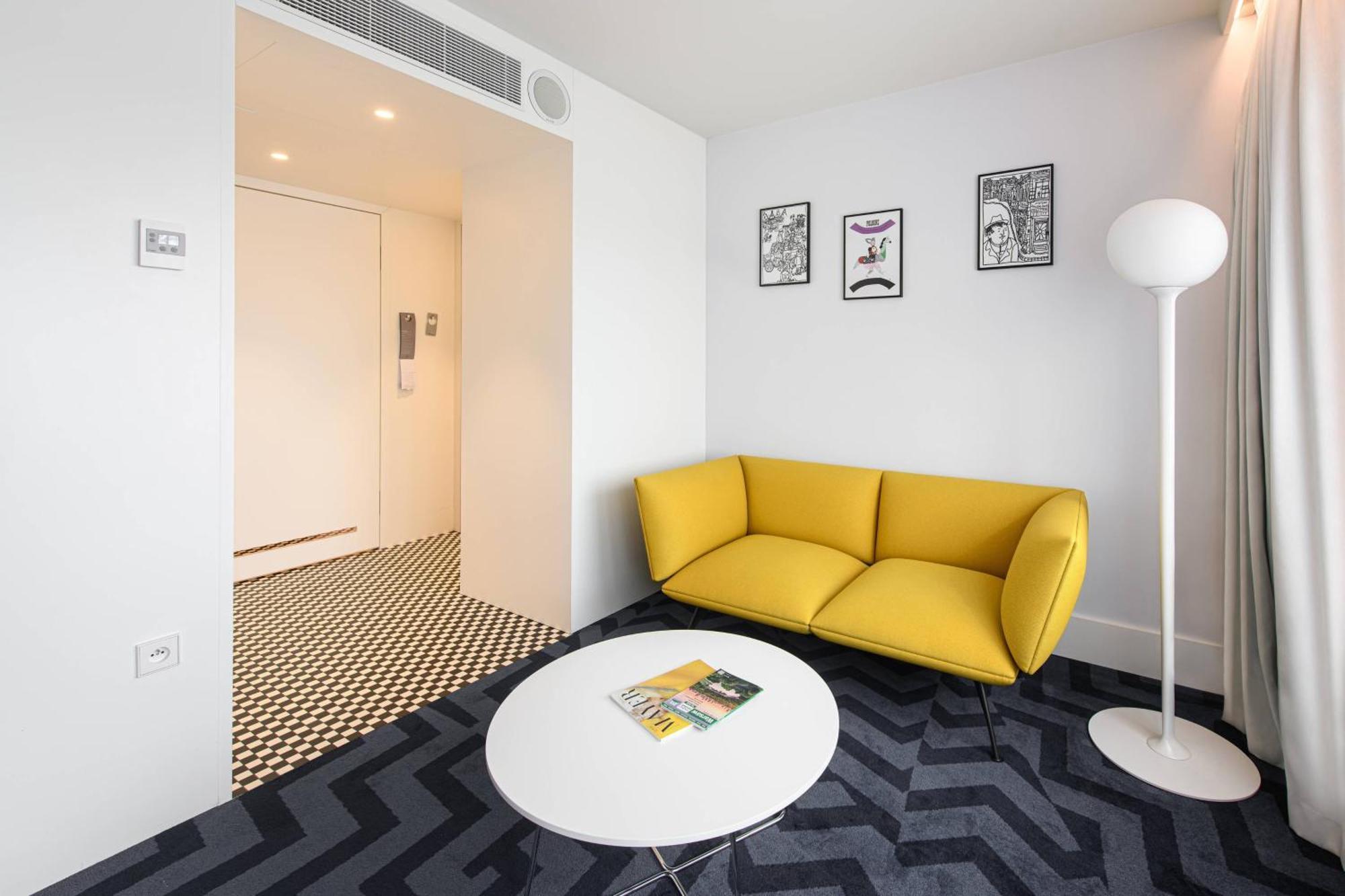 Renaissance Airport 5*