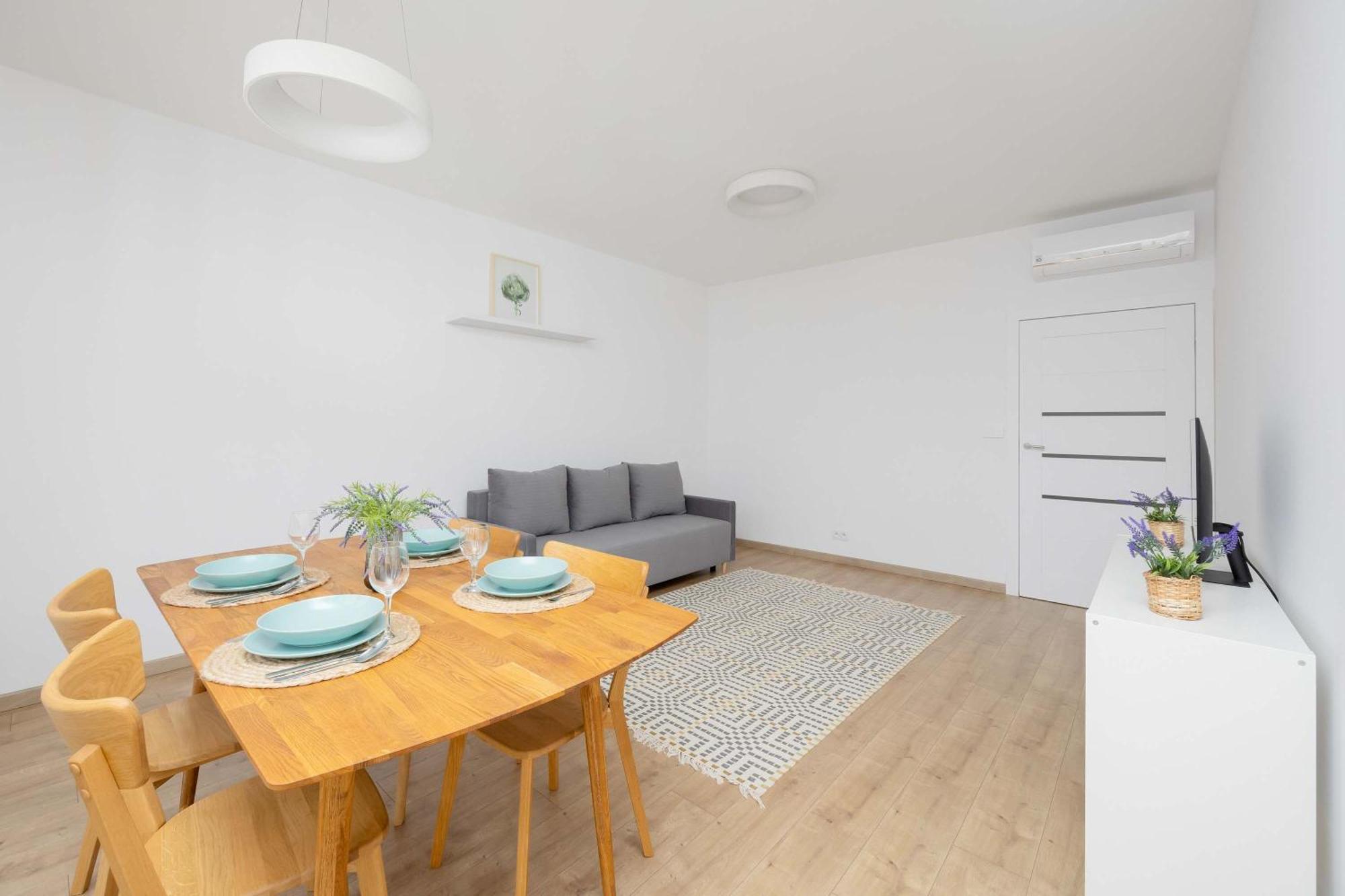 Family With Air Conditioning And Parking In Warsaw's Mokotow District By Renters Warsaw