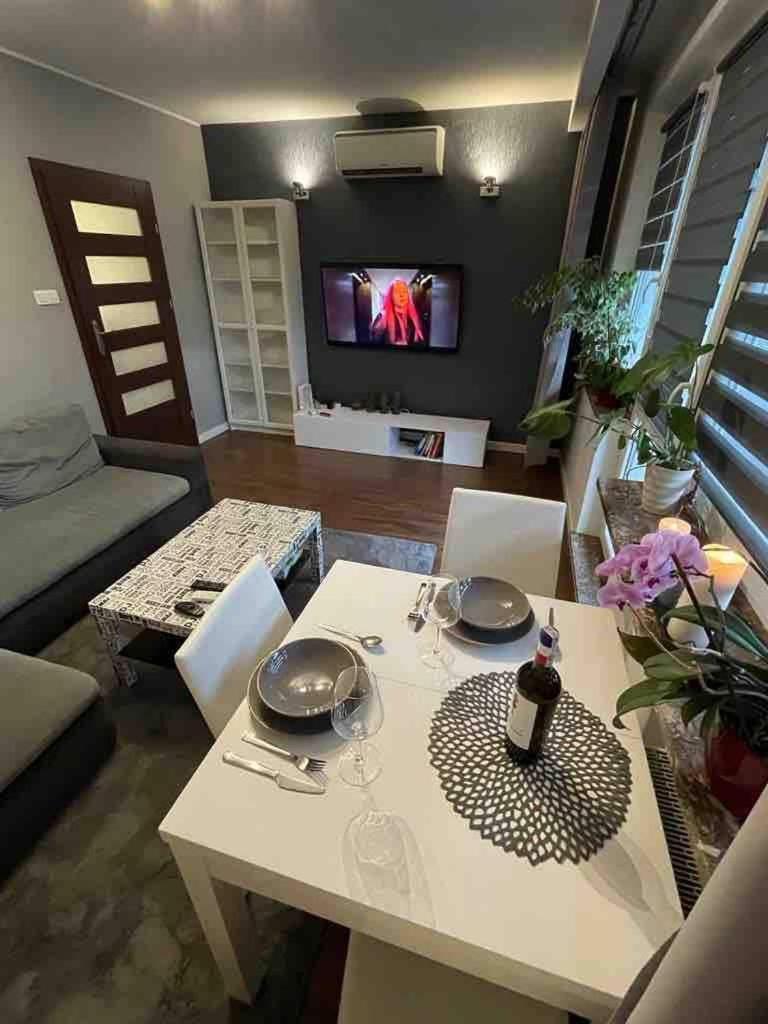 And Quiet Apartment Warschau