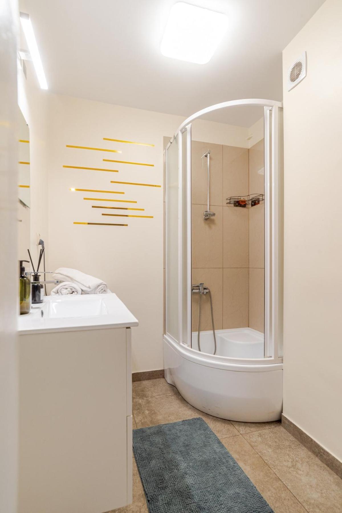 Apartment Varsovian Chic - Stylish 2br In Center With Balcony & Views Warsaw