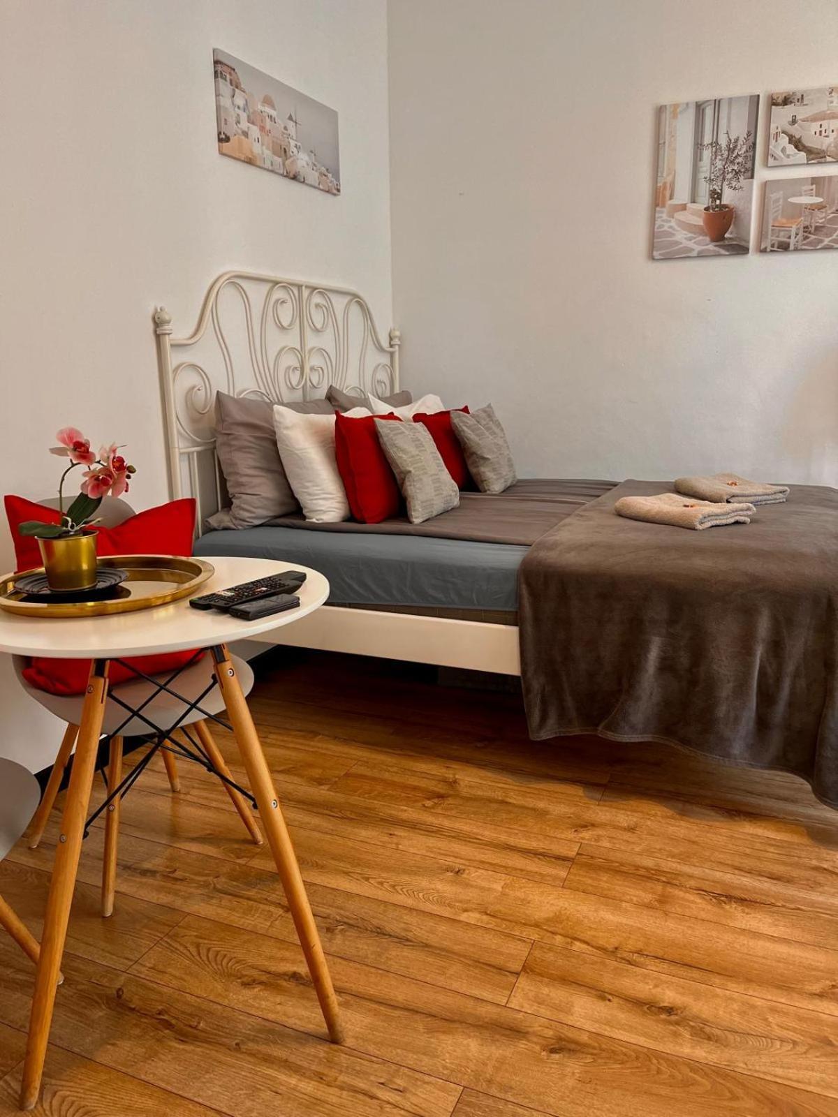 1 In Center Apartment