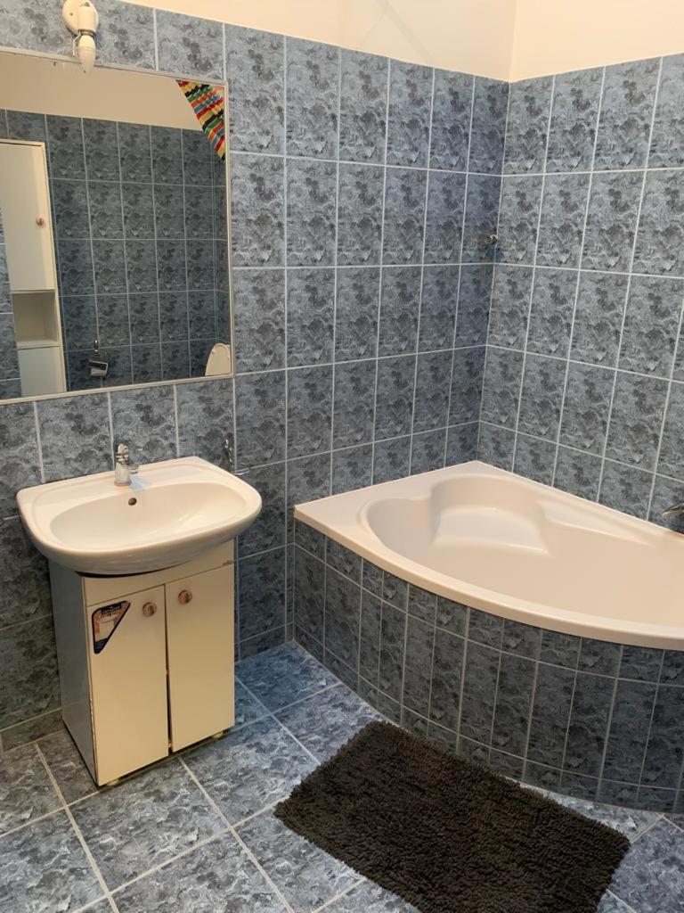 Spacious 2-rooms Penthouse In Center Varsóvia