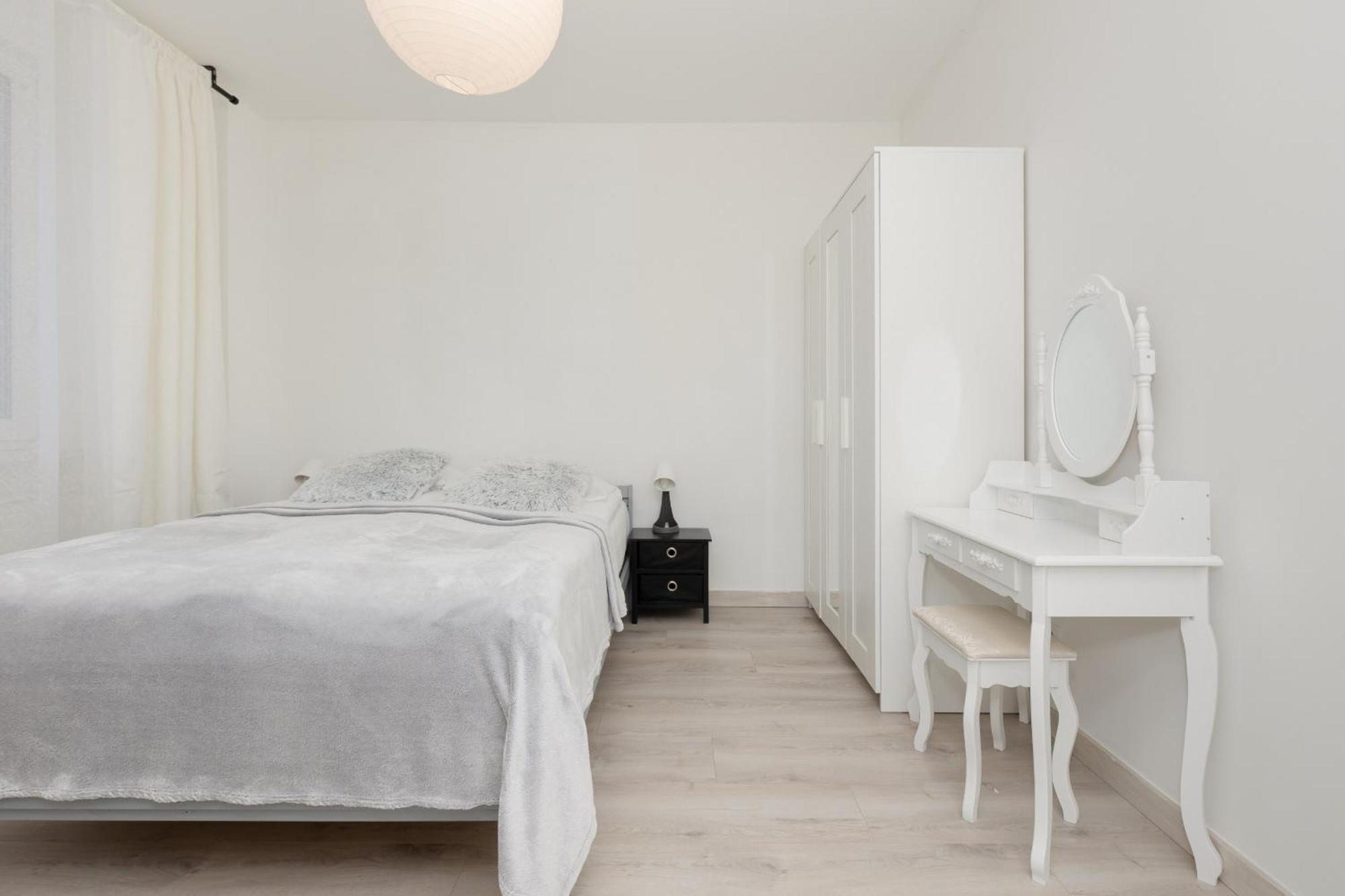 Kopcinskiego Bright & Spacious Ursynow By Renters Apartment