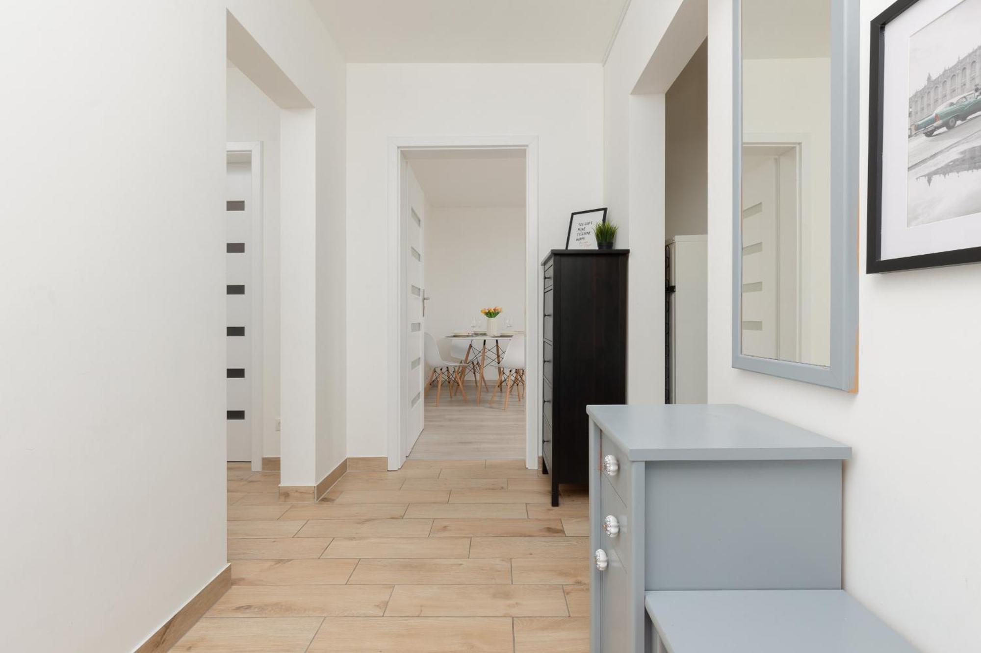 Apartment Kopcinskiego Bright & Spacious Ursynow By Renters Warsaw
