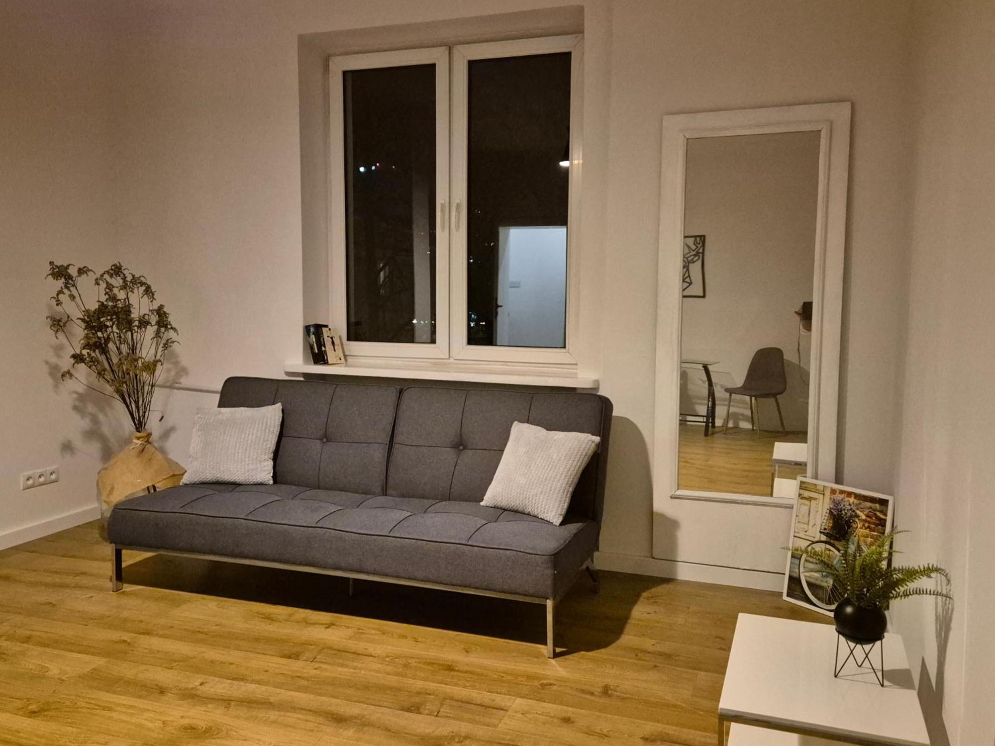 Simple Elegance - Old Town Apartment