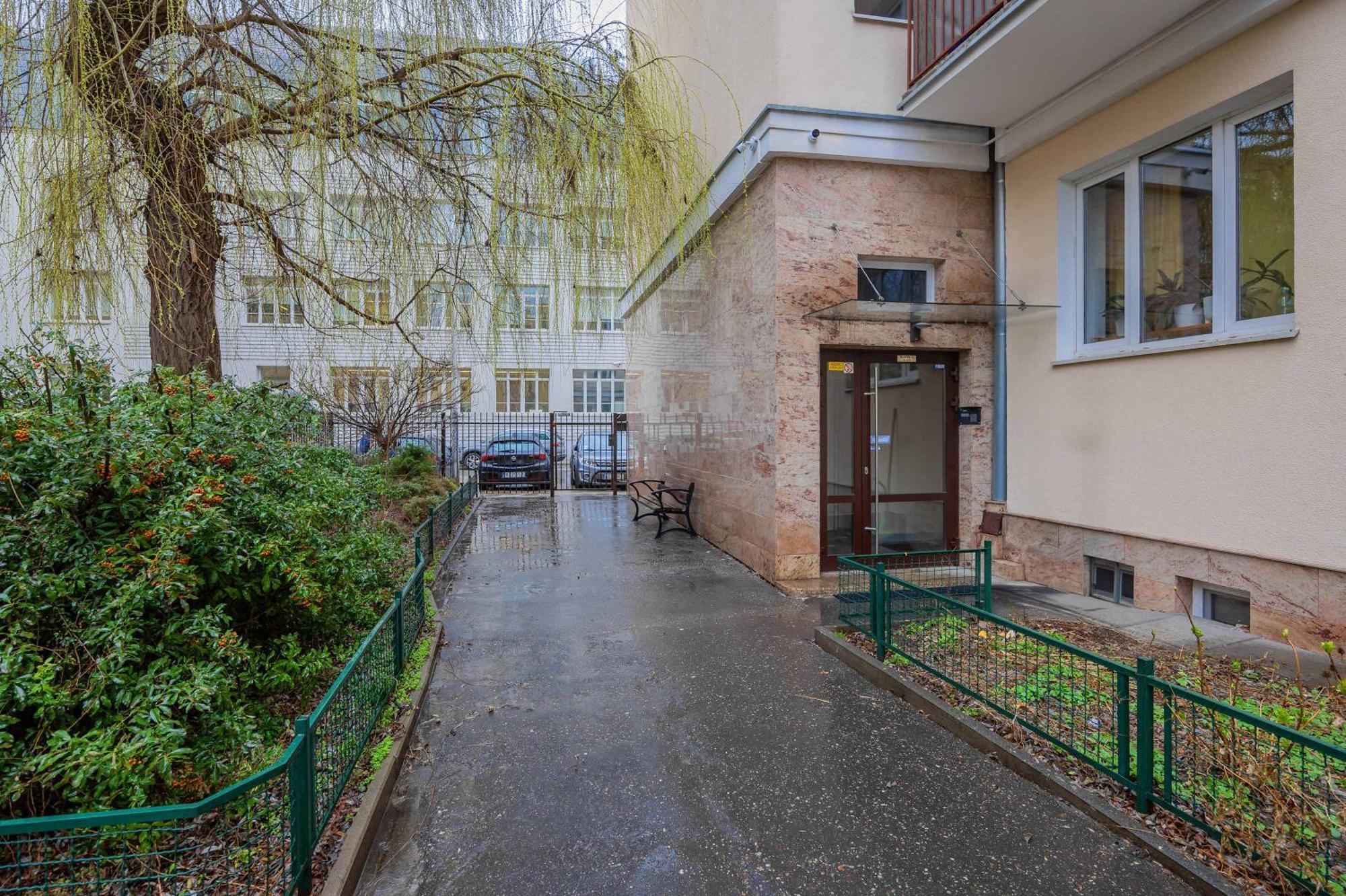 Bright Rakowiecka Near Pole Mokotowskie By Renters