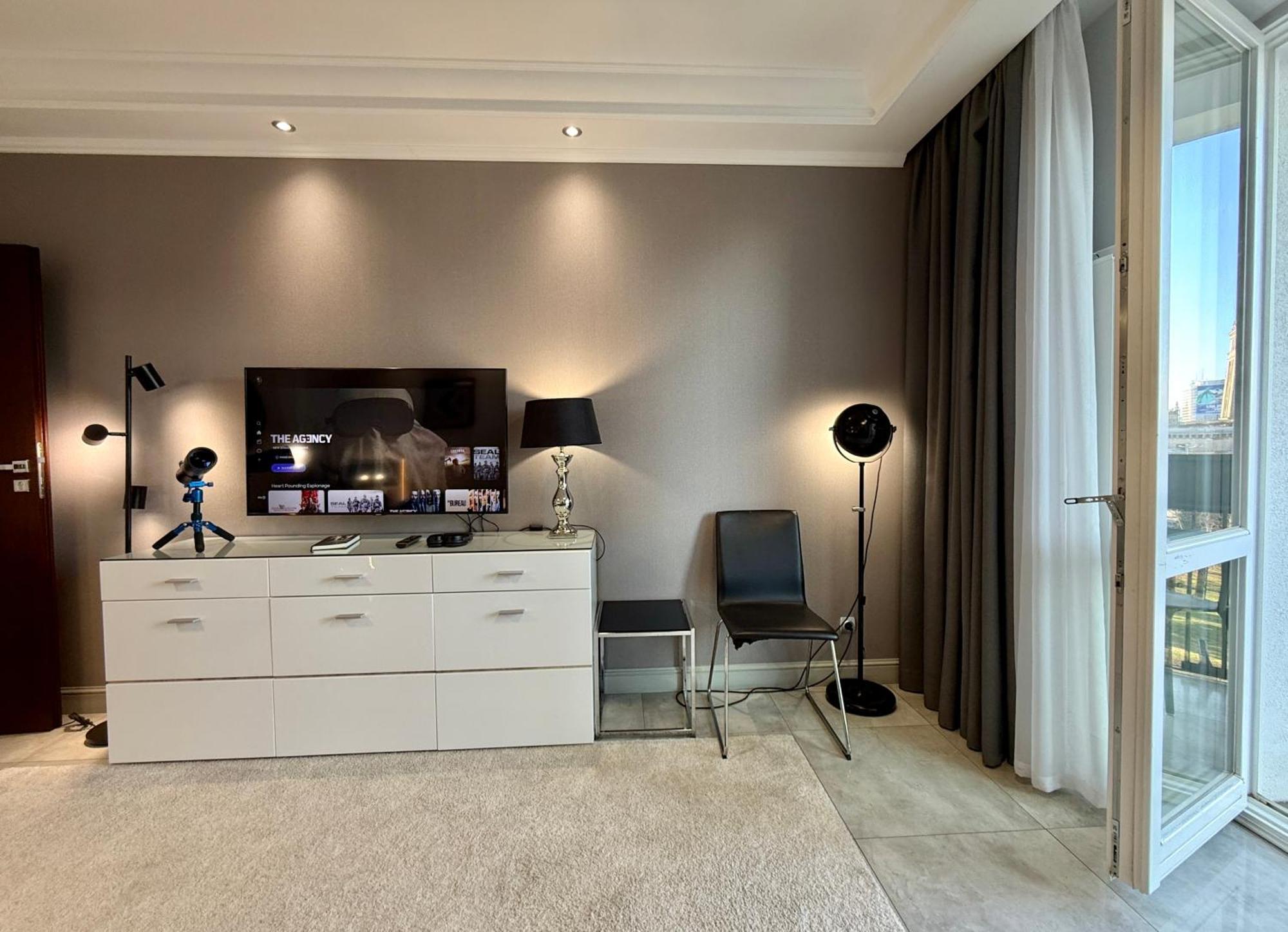 Class Metro Fast Wifi 100 Mbs 70'tv Netflix Hbo Max Disney+ Appletv+ Apartment Warschau