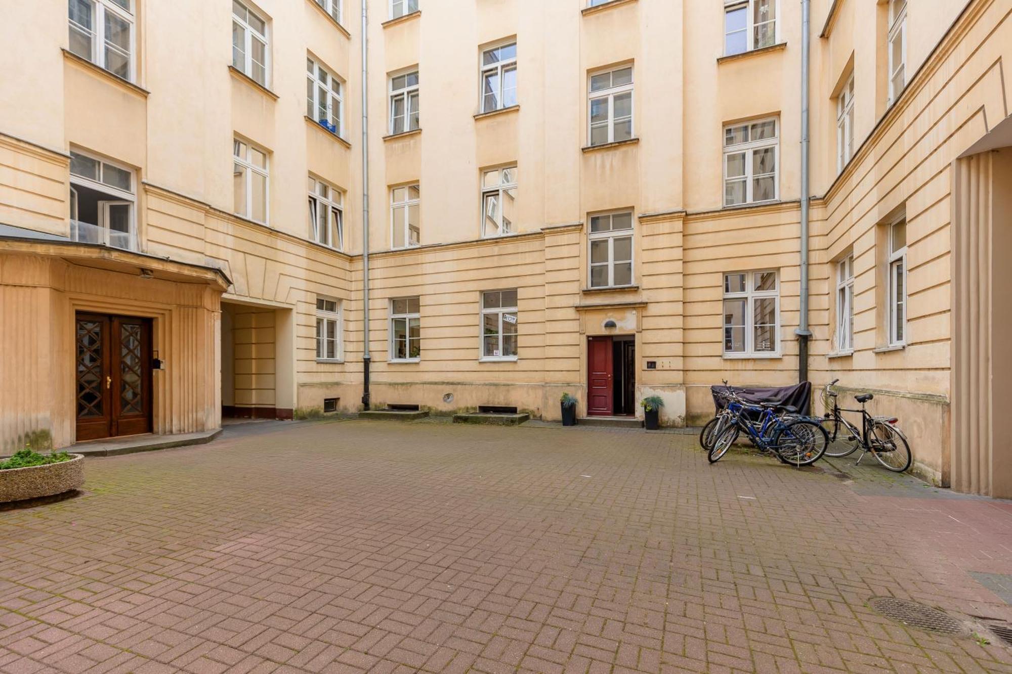 Sunny Lwowska Street Metro By Renters Warszawa
