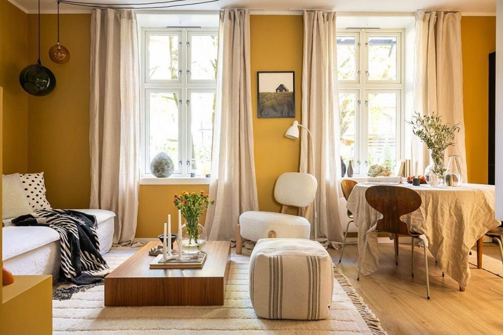 Fantastic In Old Apartment *