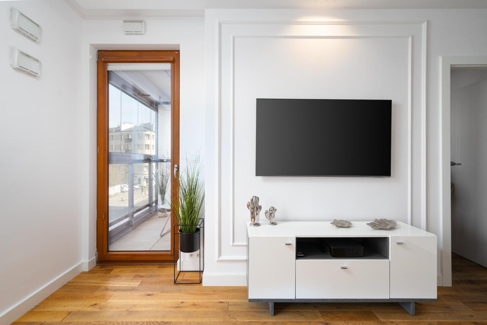 Apartment - Great Location - Stylish One Bedroom - Center - 85-220 *