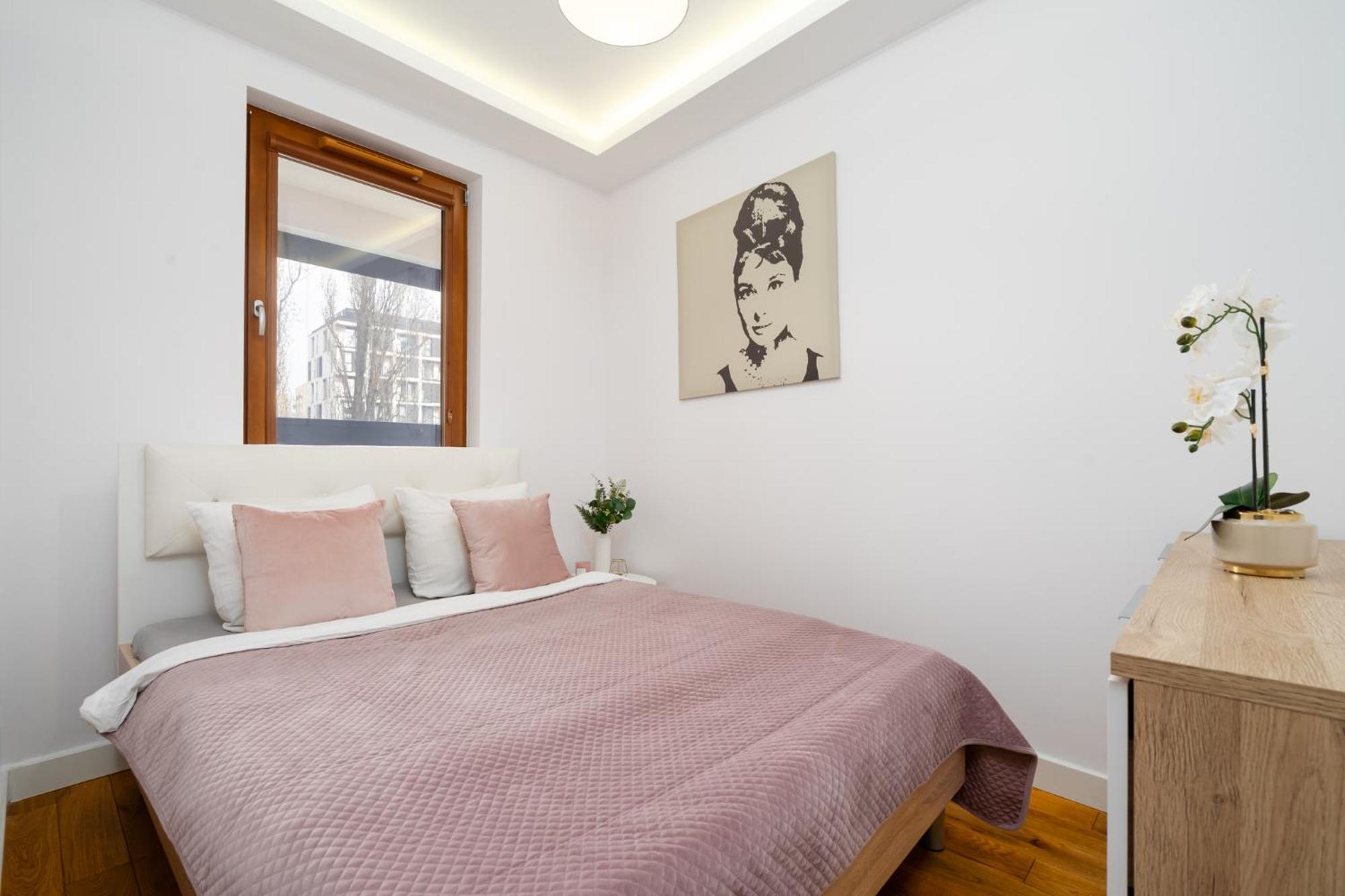 - Great Location - Stylish One Bedroom - Center - 85-220 *