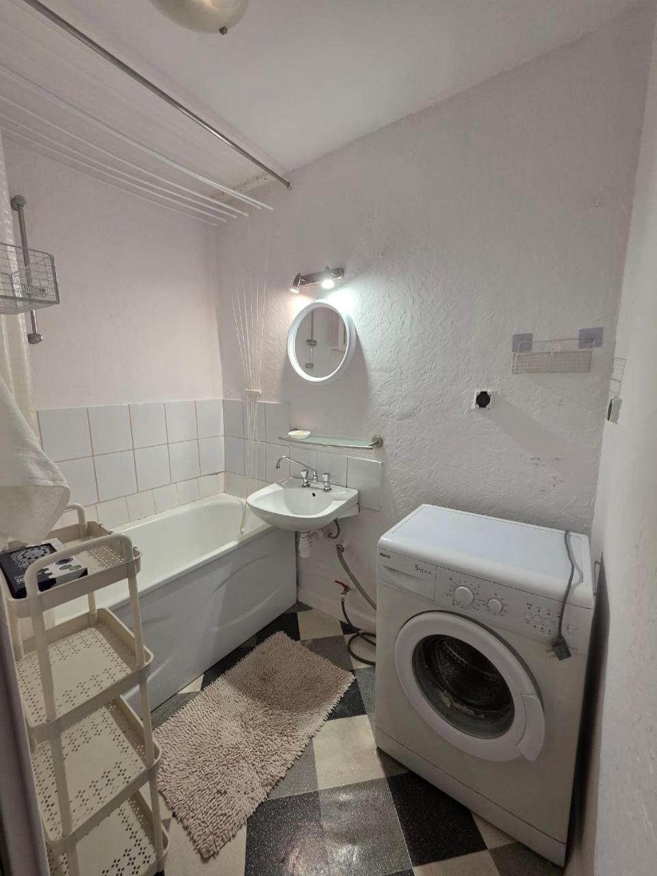 Homestay Na Ulicy Bora Komarowskiego 35 Warsaw