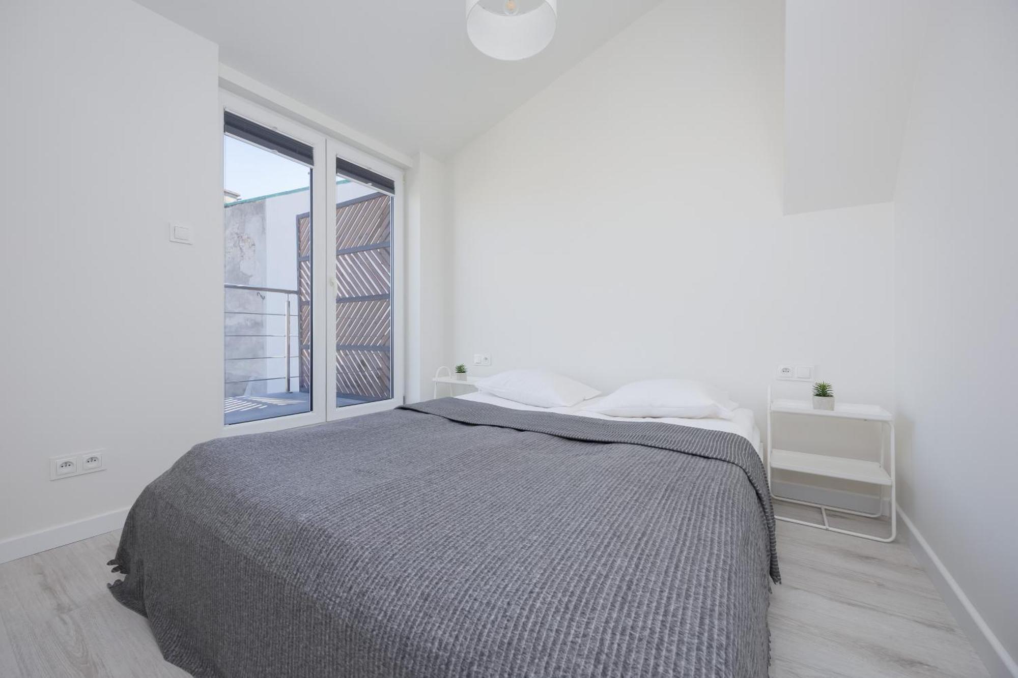 Bright With Air Conditioning Near The Copernicus Science Center In By Renters Apartment