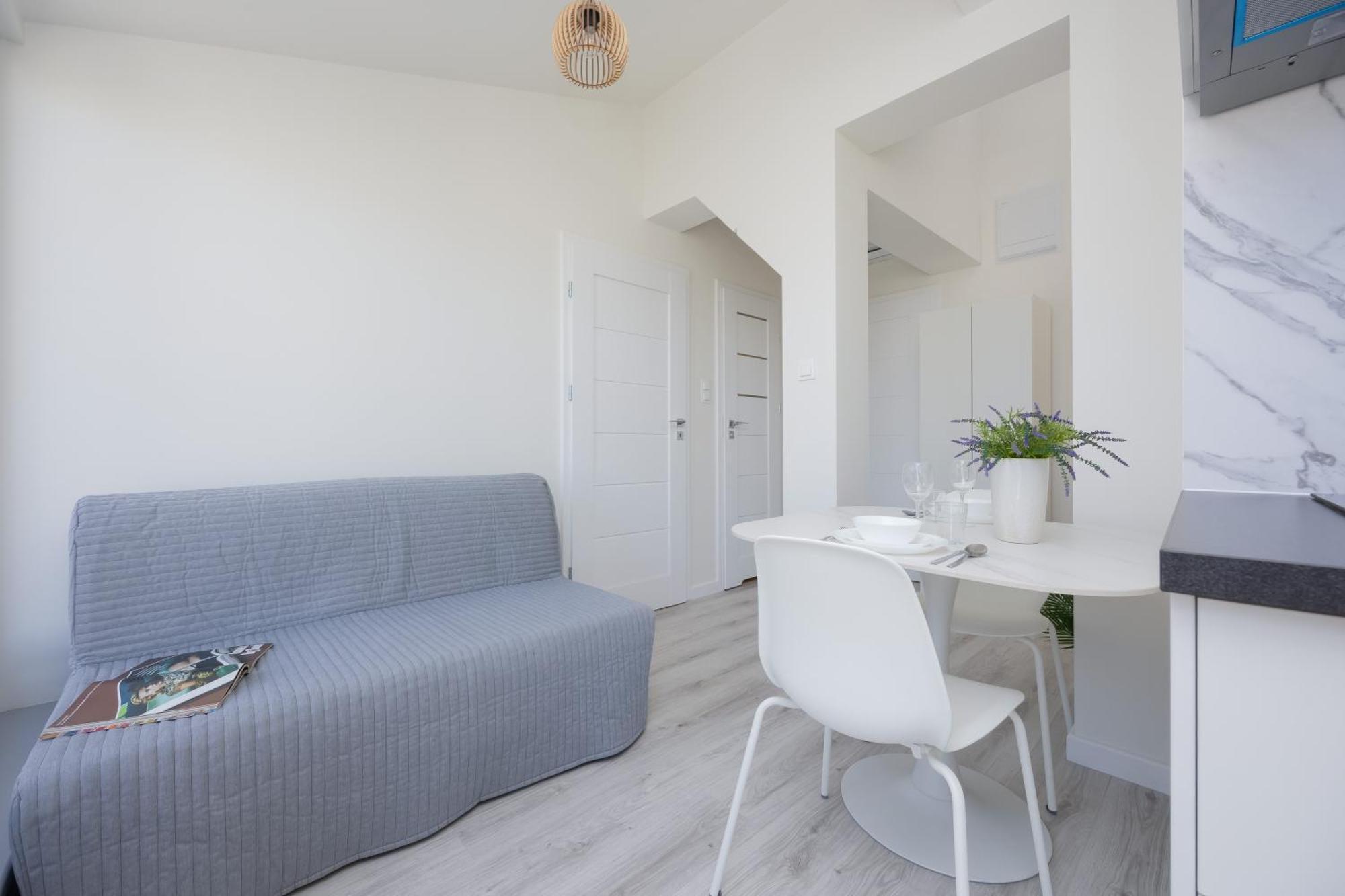 Bright With Air Conditioning Near The Copernicus Science Center In By Renters *