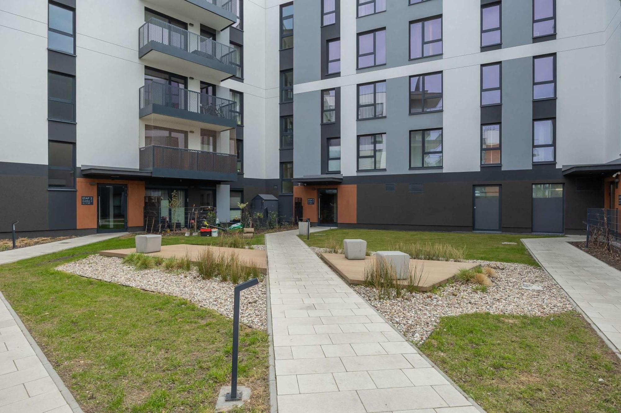 Spacious With Parking On Grochow By Renters