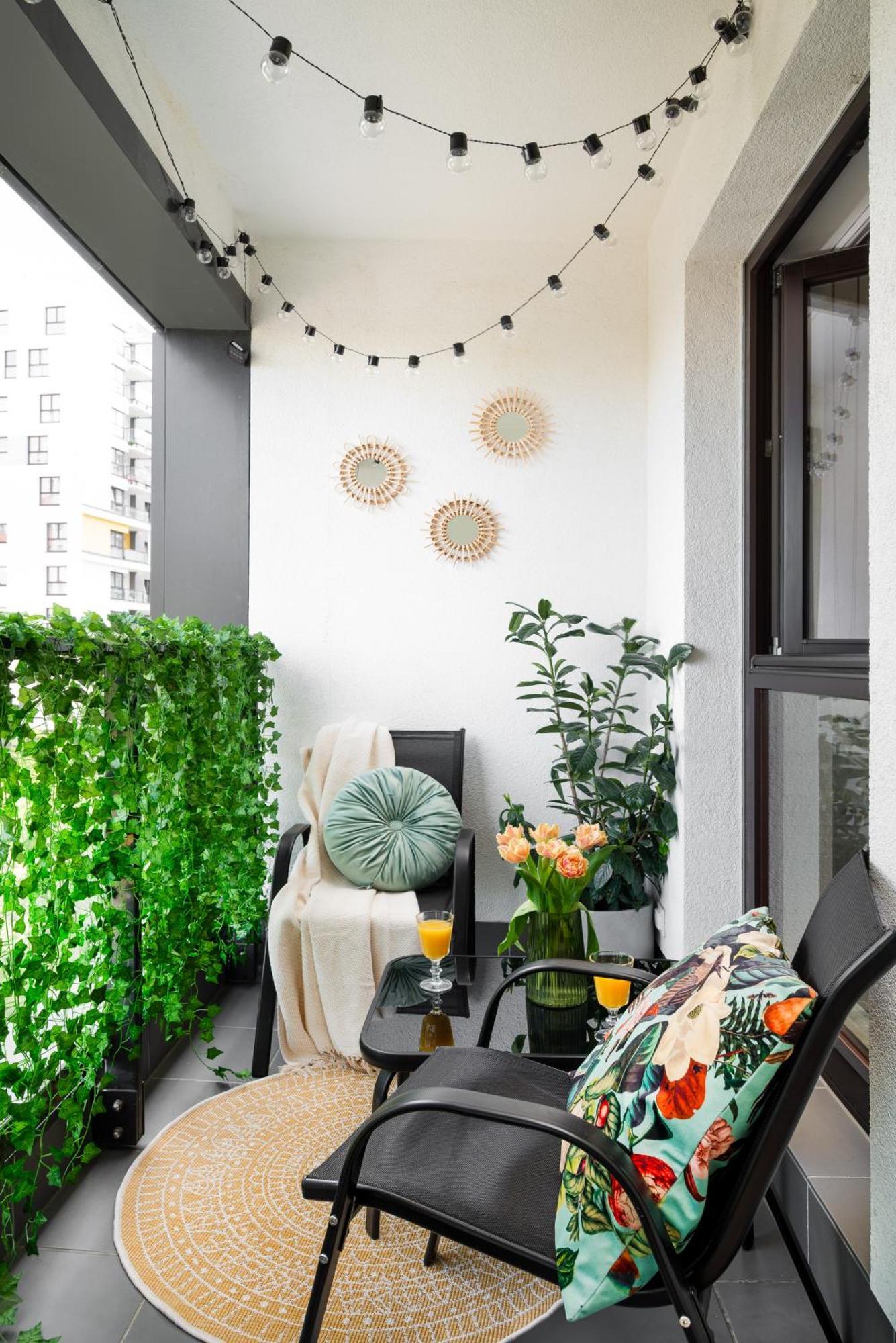 Urban Gem With Private Parking, Relaxing Balcony At Metro Station, Only 10 Min To Centre Warsaw