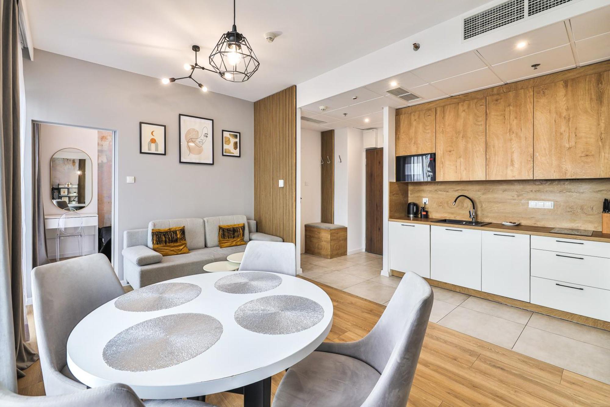 Wola Tower Deluxe Separate Bedroom With Free Garage - By Perfect Apartment Warsaw