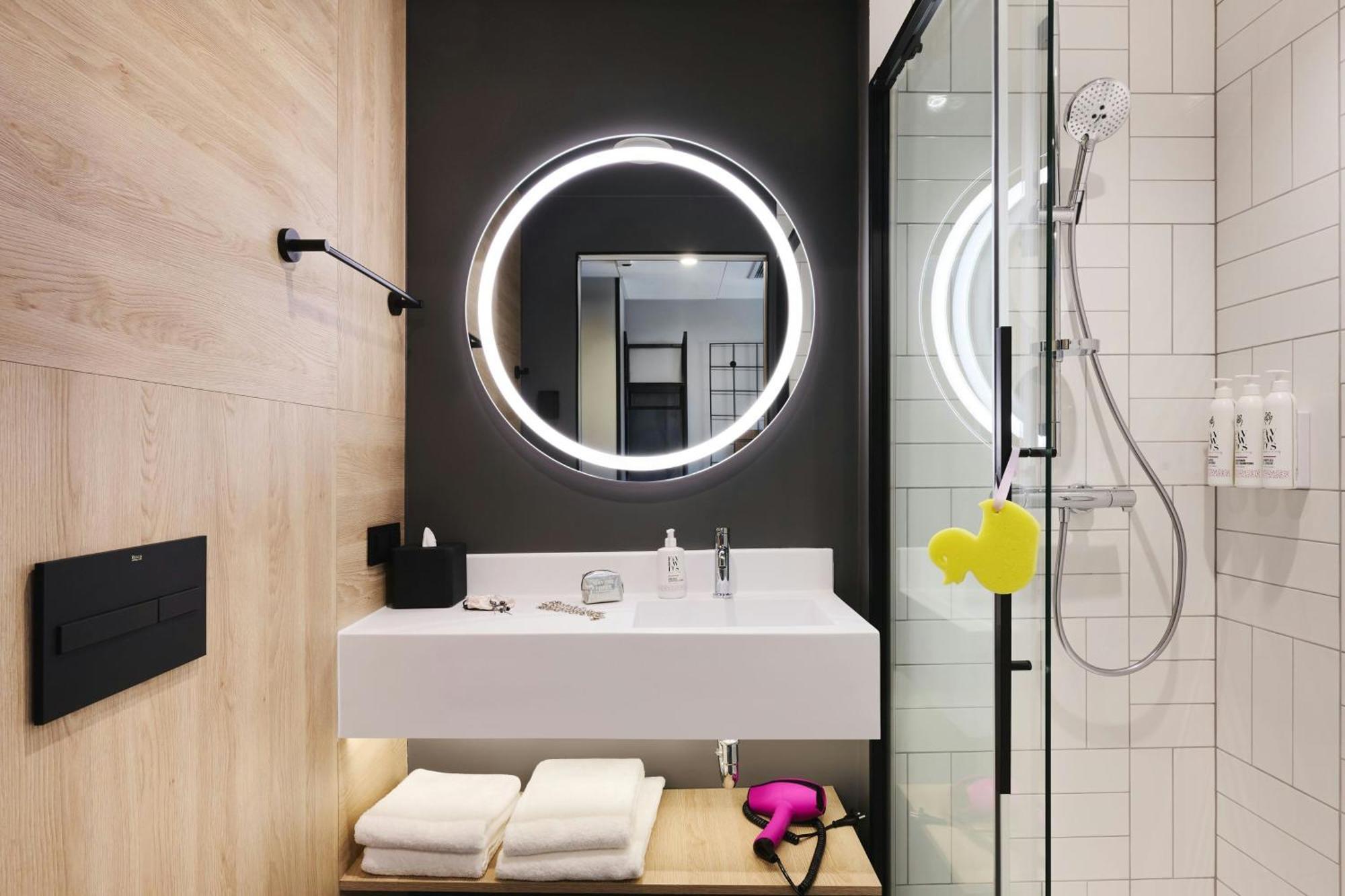 Moxy 3*