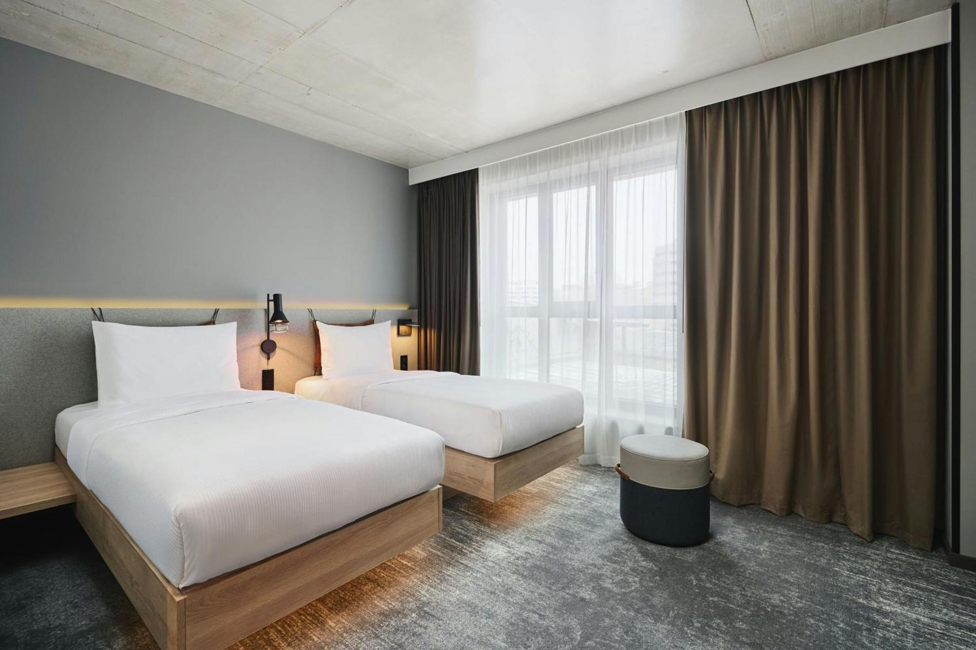 Moxy 3*
