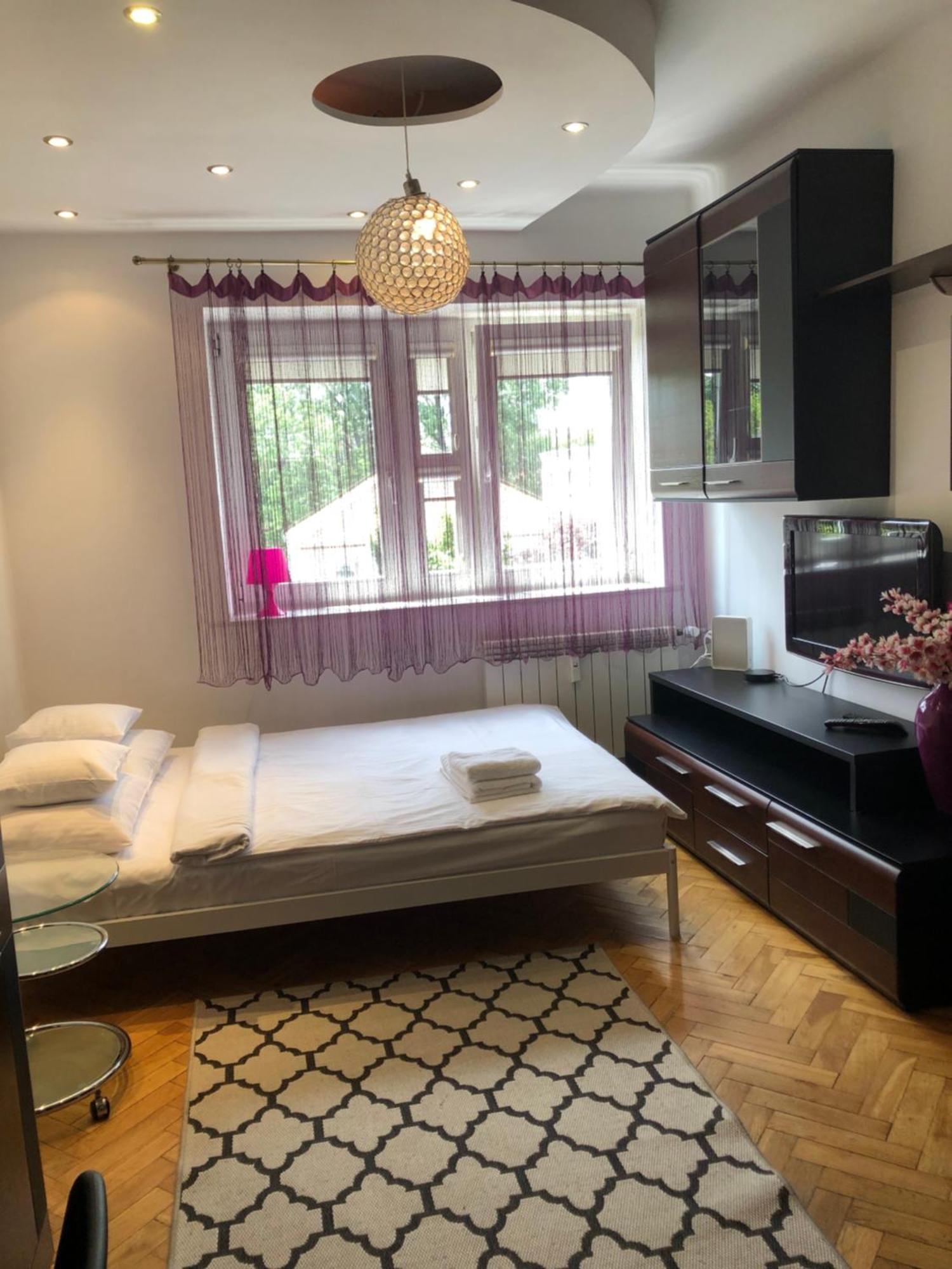 Plac Bankowy Apartment, Metro