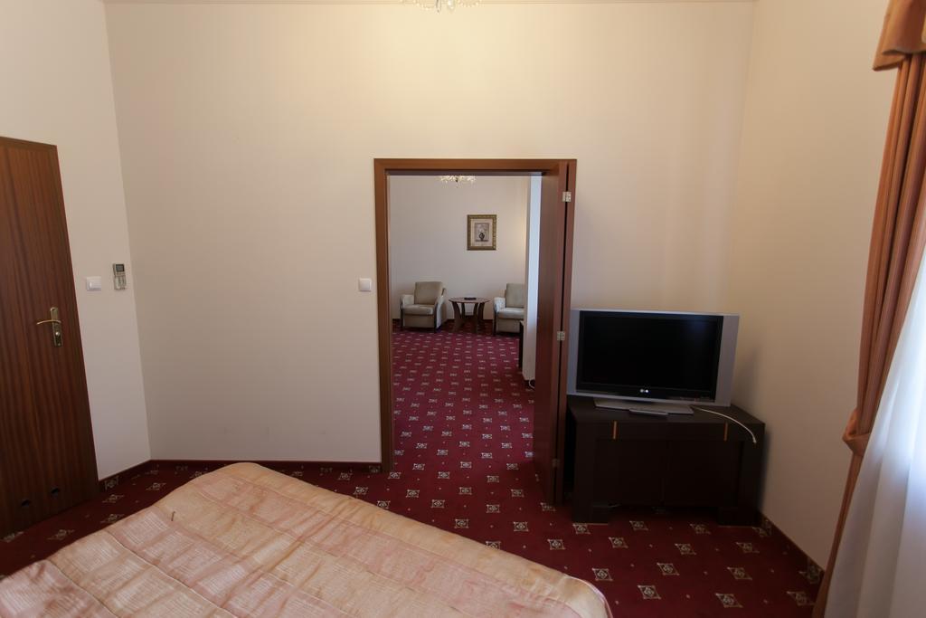 Twins Ii Hotel Warsaw