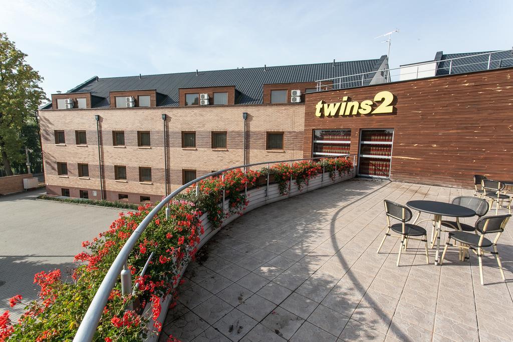 Twins Ii 3*