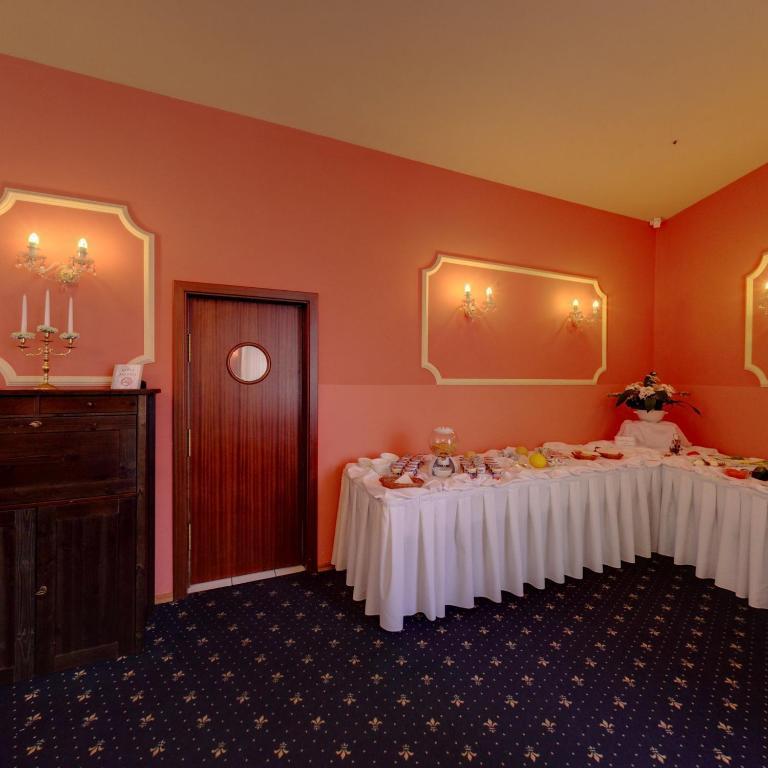 Twins Ii Hotel Warsaw
