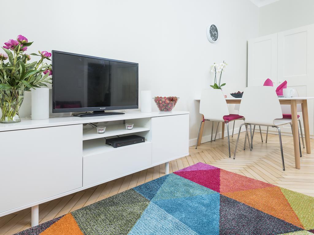 Delightful New Town Square Apartment