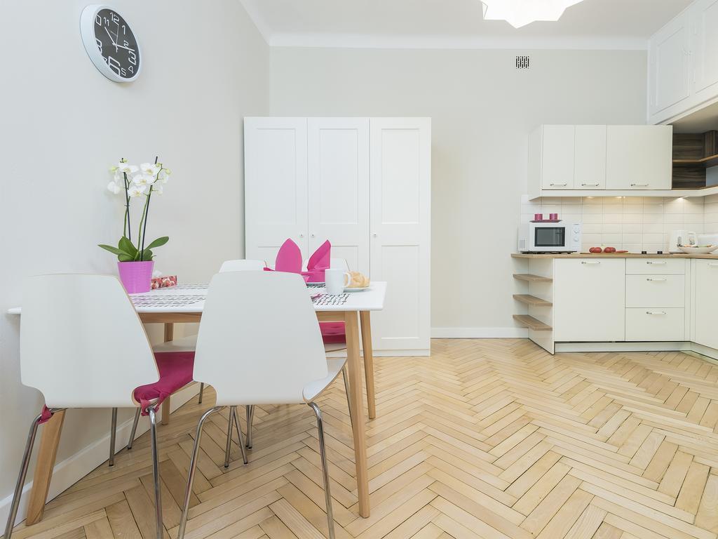 Delightful New Town Square Apartment *