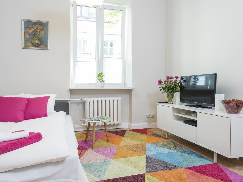 Delightful New Town Square Apartment *