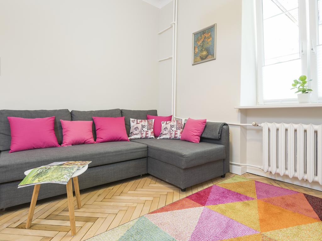 Delightful New Town Square Apartment